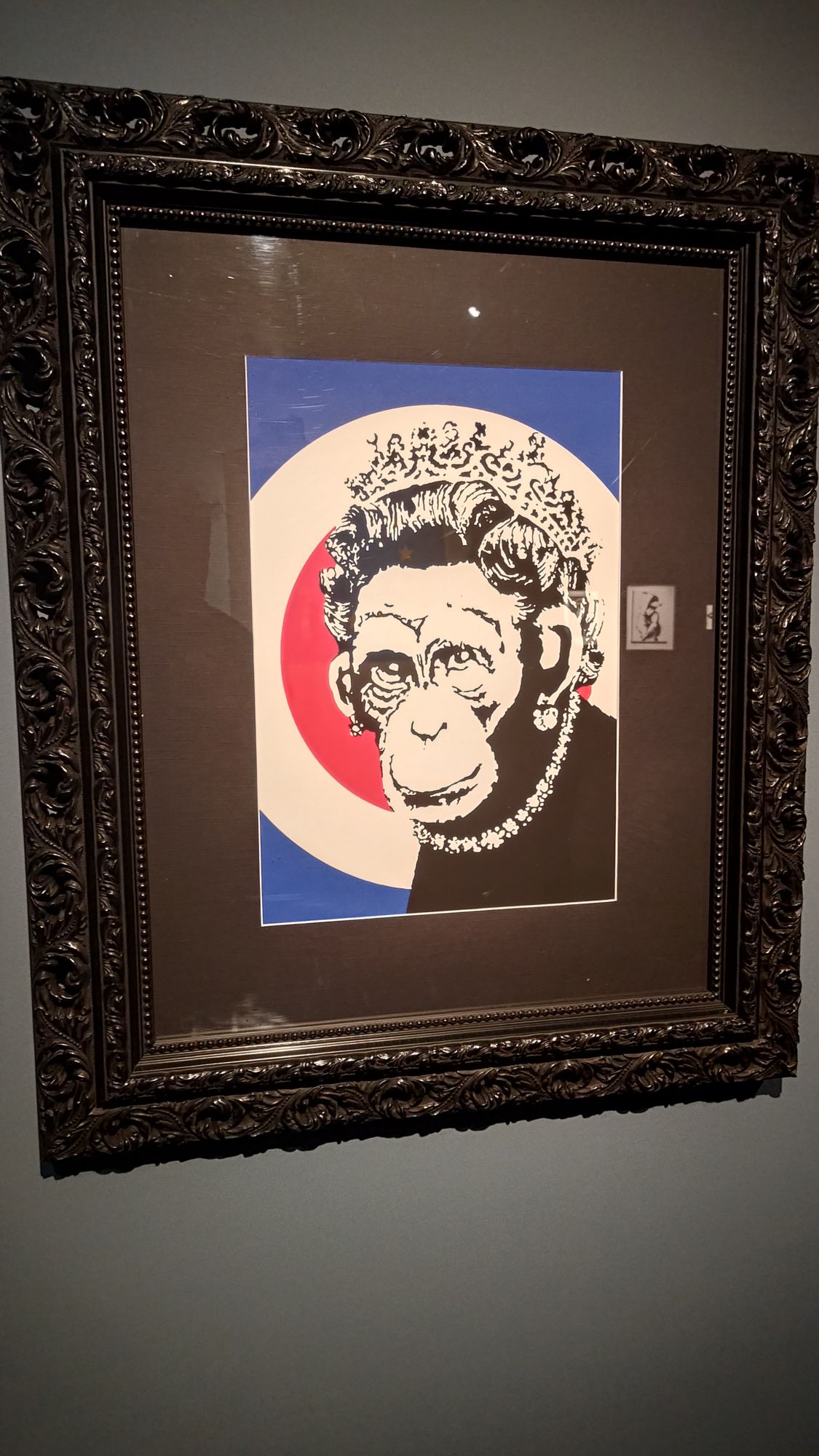 Banksy, „Monkey Queen“, im schwarzen Zierrahmen