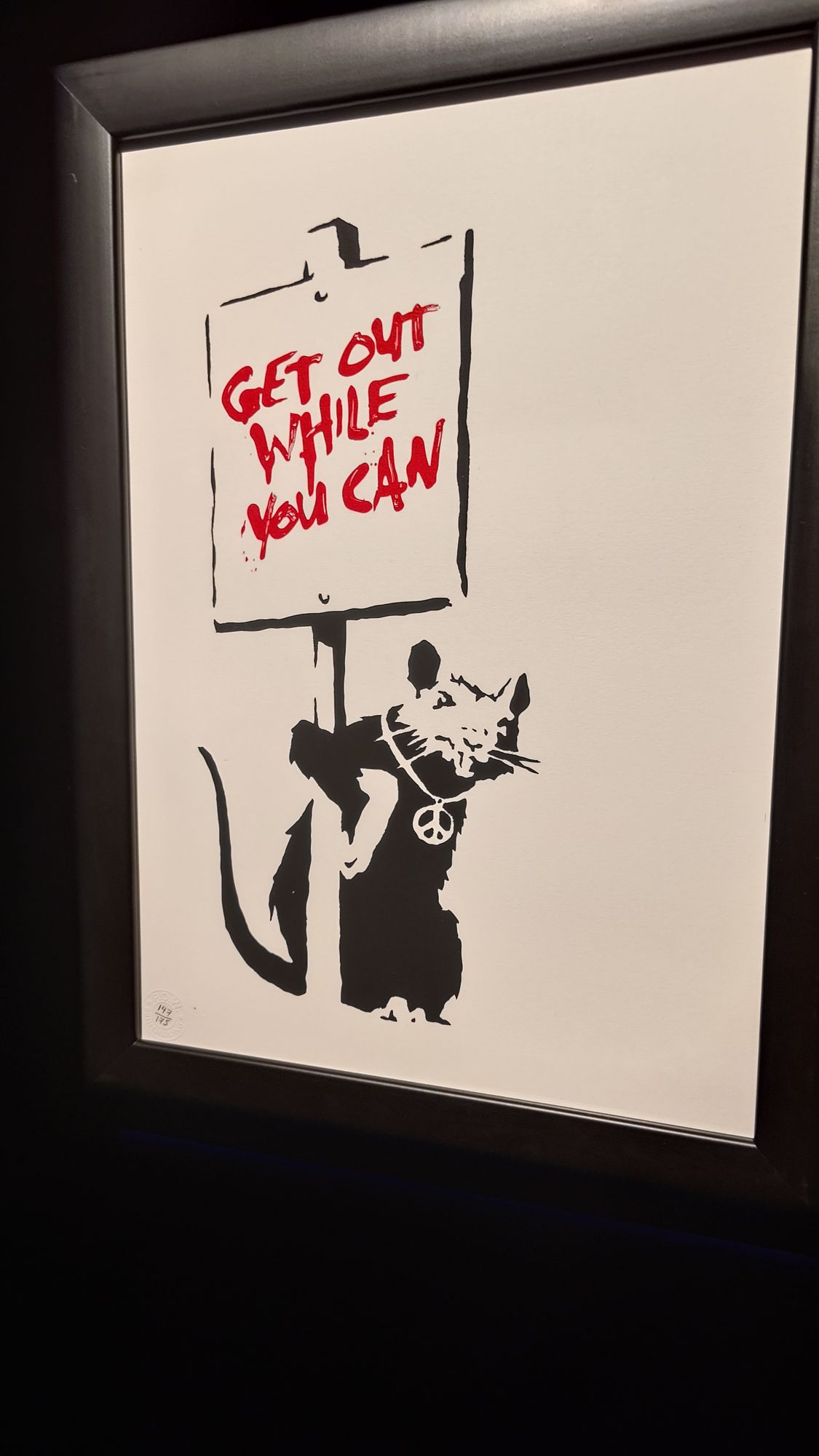 Banksy, „Get Out While You Can“, Ratte mit Schild