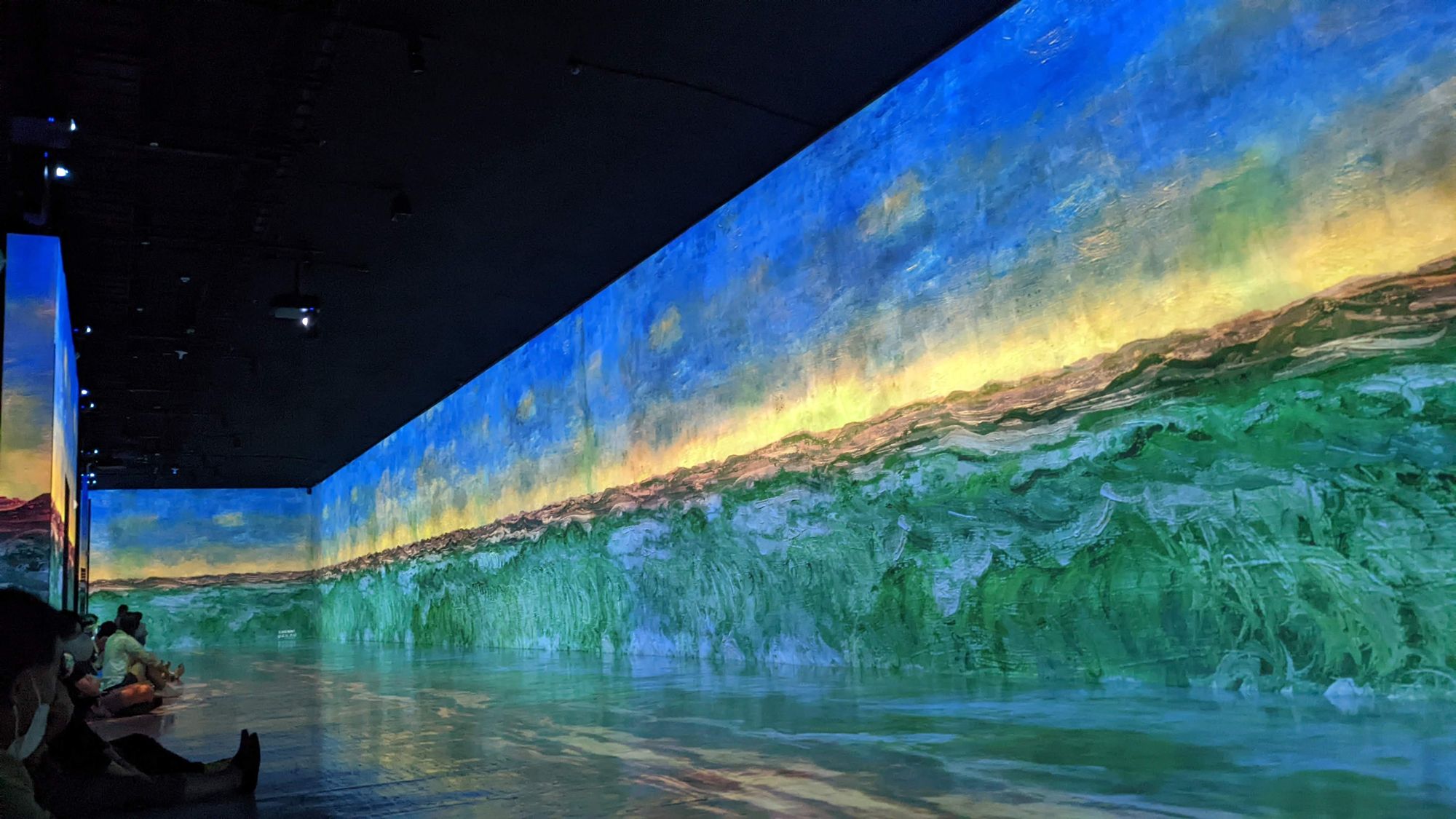 Ein Band aus Wasser und Himmel zieht sich um den ganzen Saal