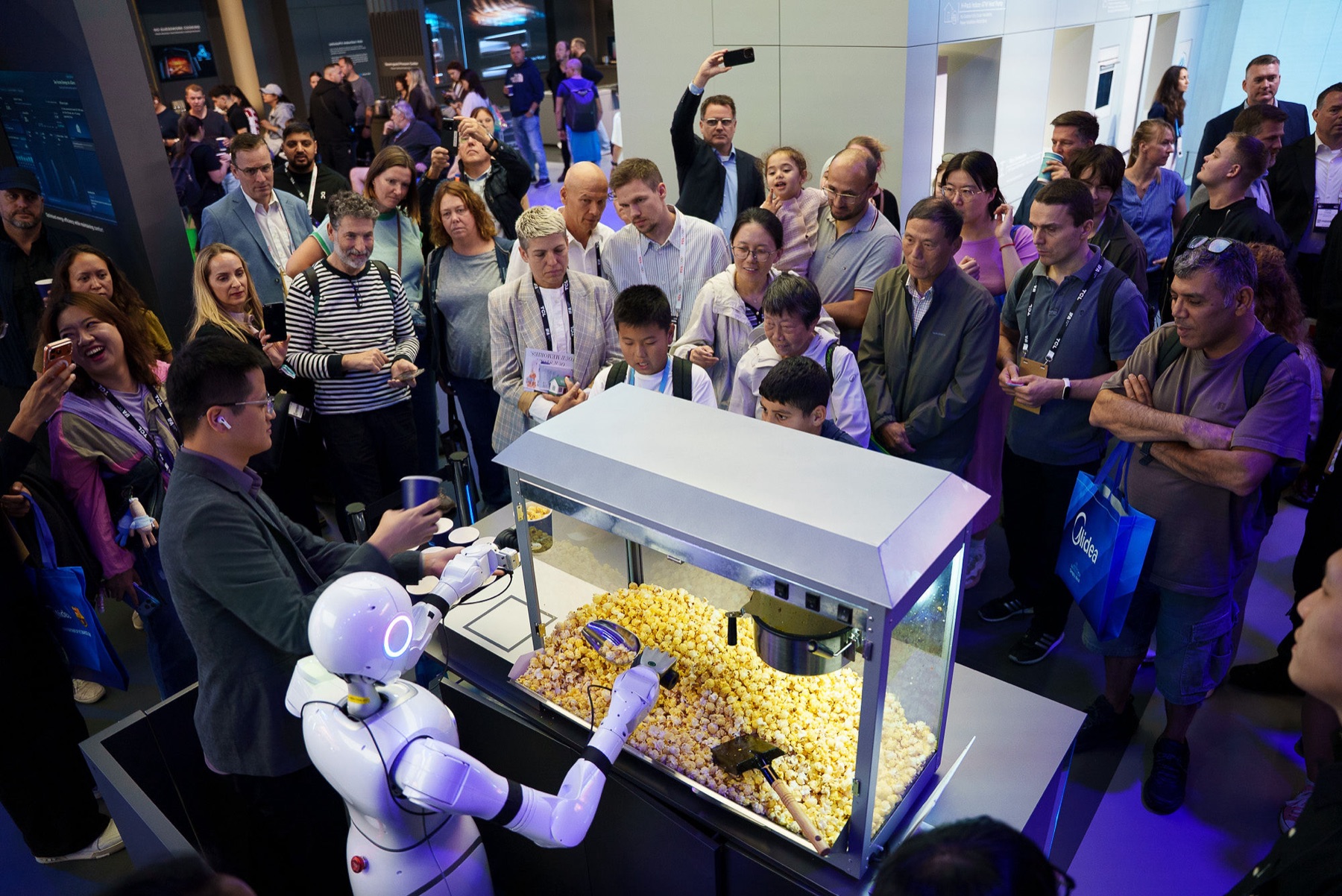 IFA 2026. Der Roboter holt Popcorn - 5