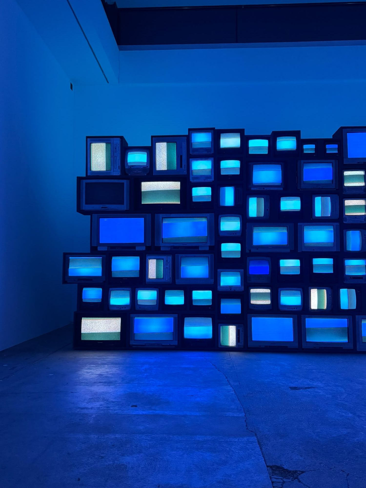 Susan Hiller, „Channels“, 2013, die gestapelten Fernseher aus der Nähe, jeder in einem anderen Blau