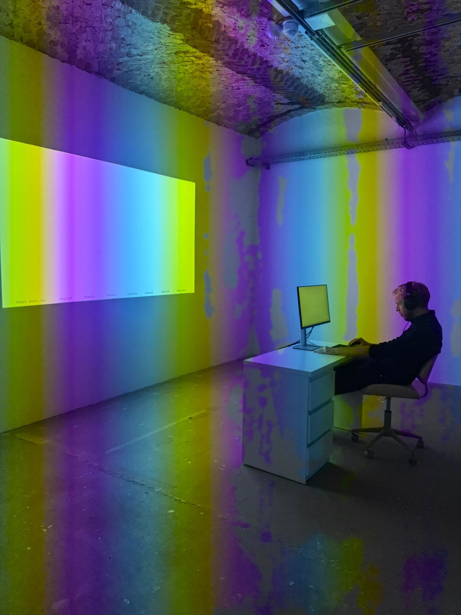 Susan Hiller, „Dream Screens“, 1996, die Farbfelder des Bildschirms laufen als Projektion über Wand, Gewölbe und den Autor, der die Arbeit ausprobiert