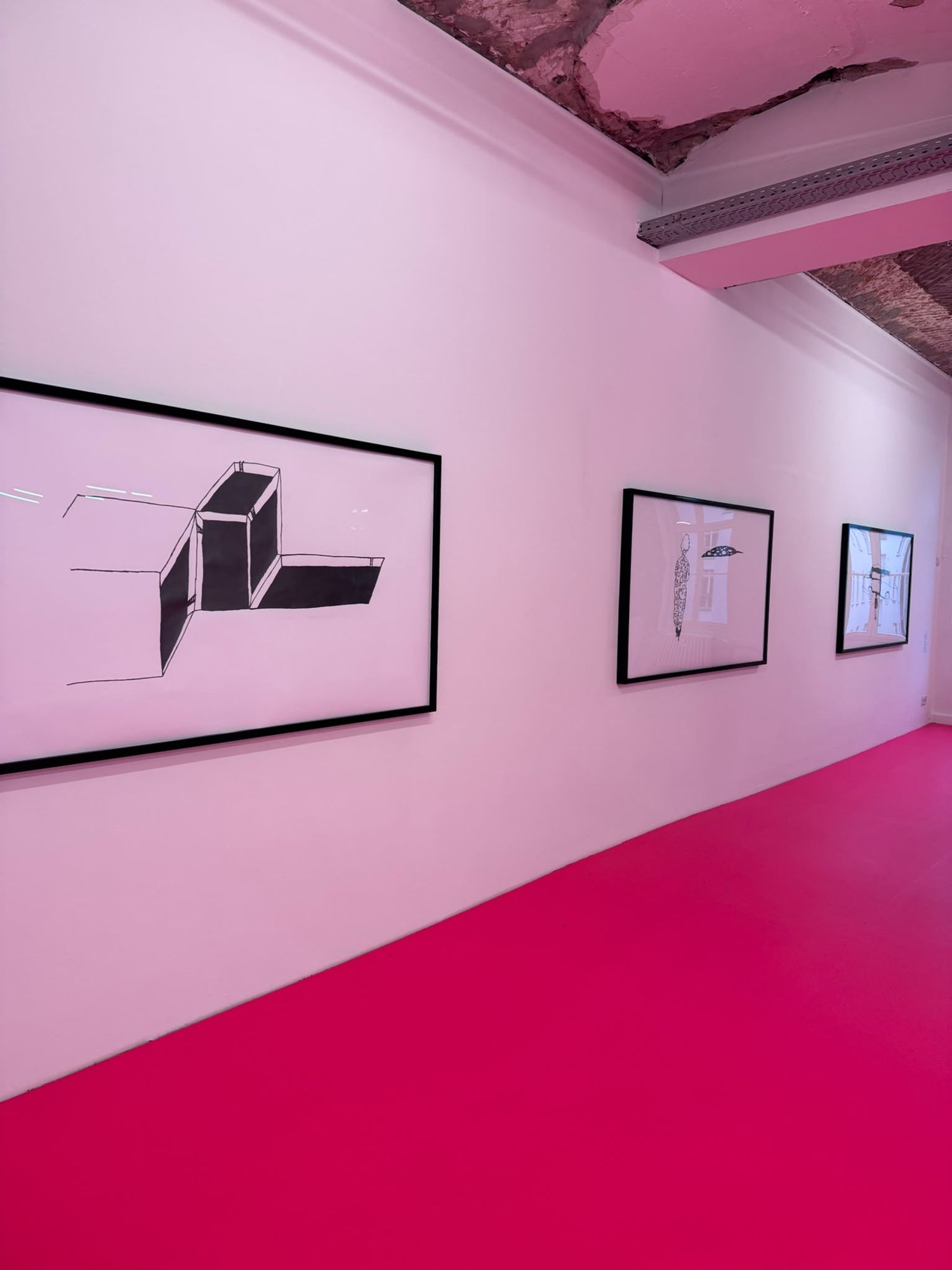 KOO JEONG A, „OUSSSEAN“, gerahmte Strichzeichnungen auf rosa Wand über magentafarbenem Boden, vorn ein Klotz in Parallelperspektive