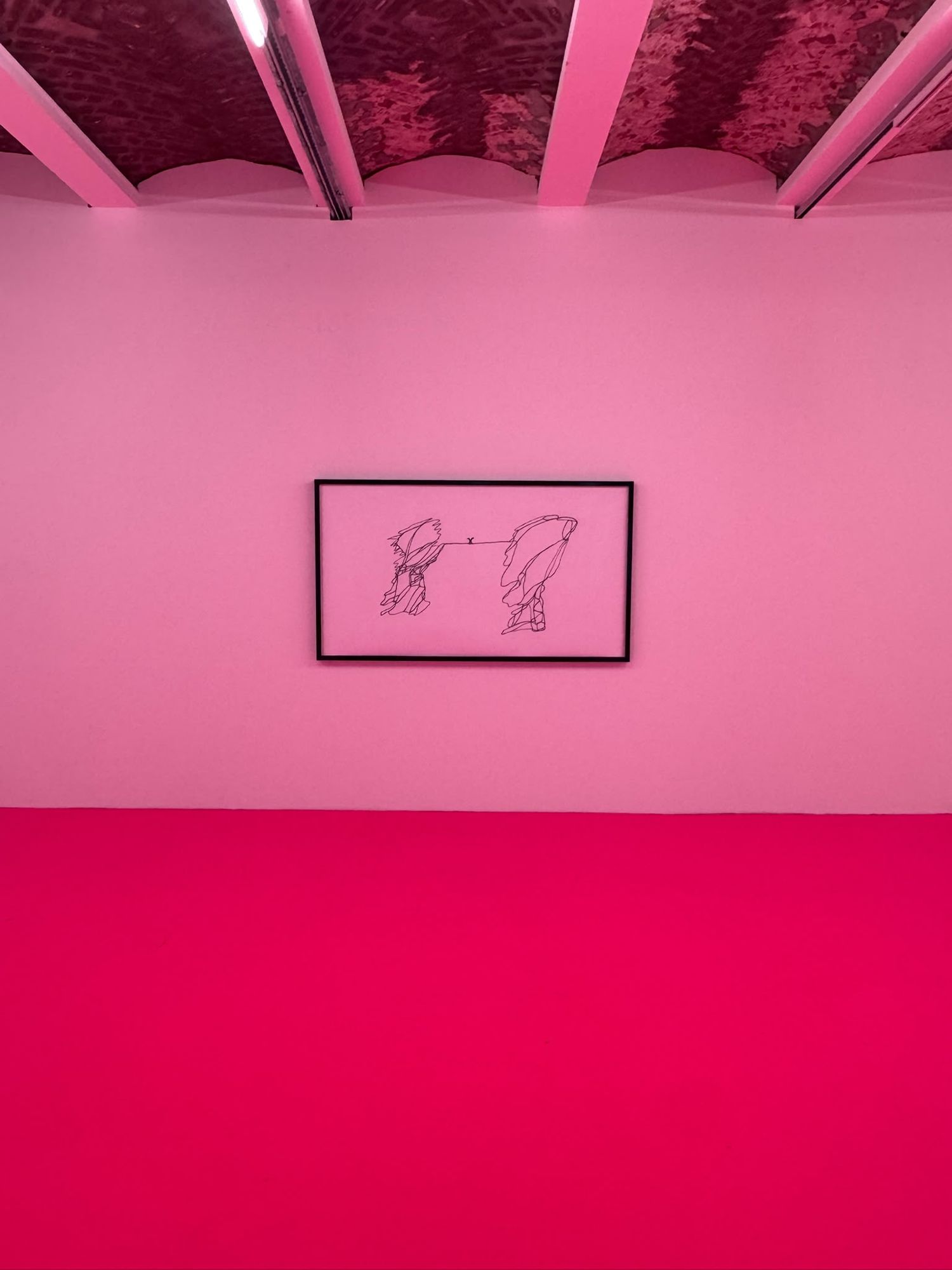 KOO JEONG A, Zeichnung im rosa Raum: zwei gekritzelte Felsen, dazwischen ein Seil mit einer winzigen Figur