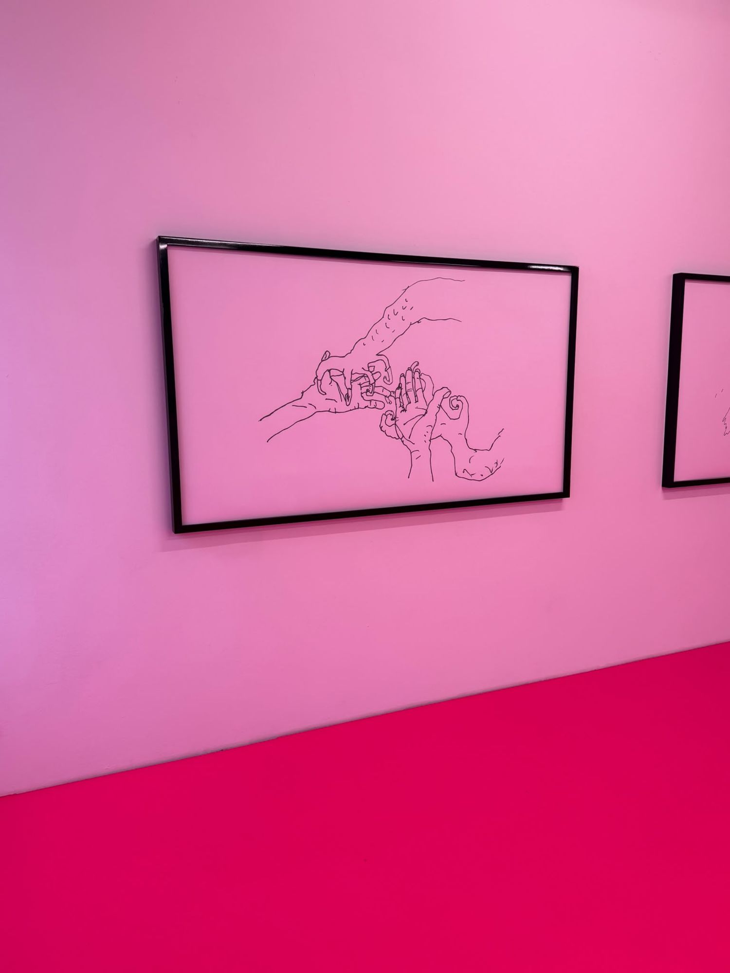 KOO JEONG A, Zeichnung im rosa Raum: eine Hand greift in die Finger einer anderen