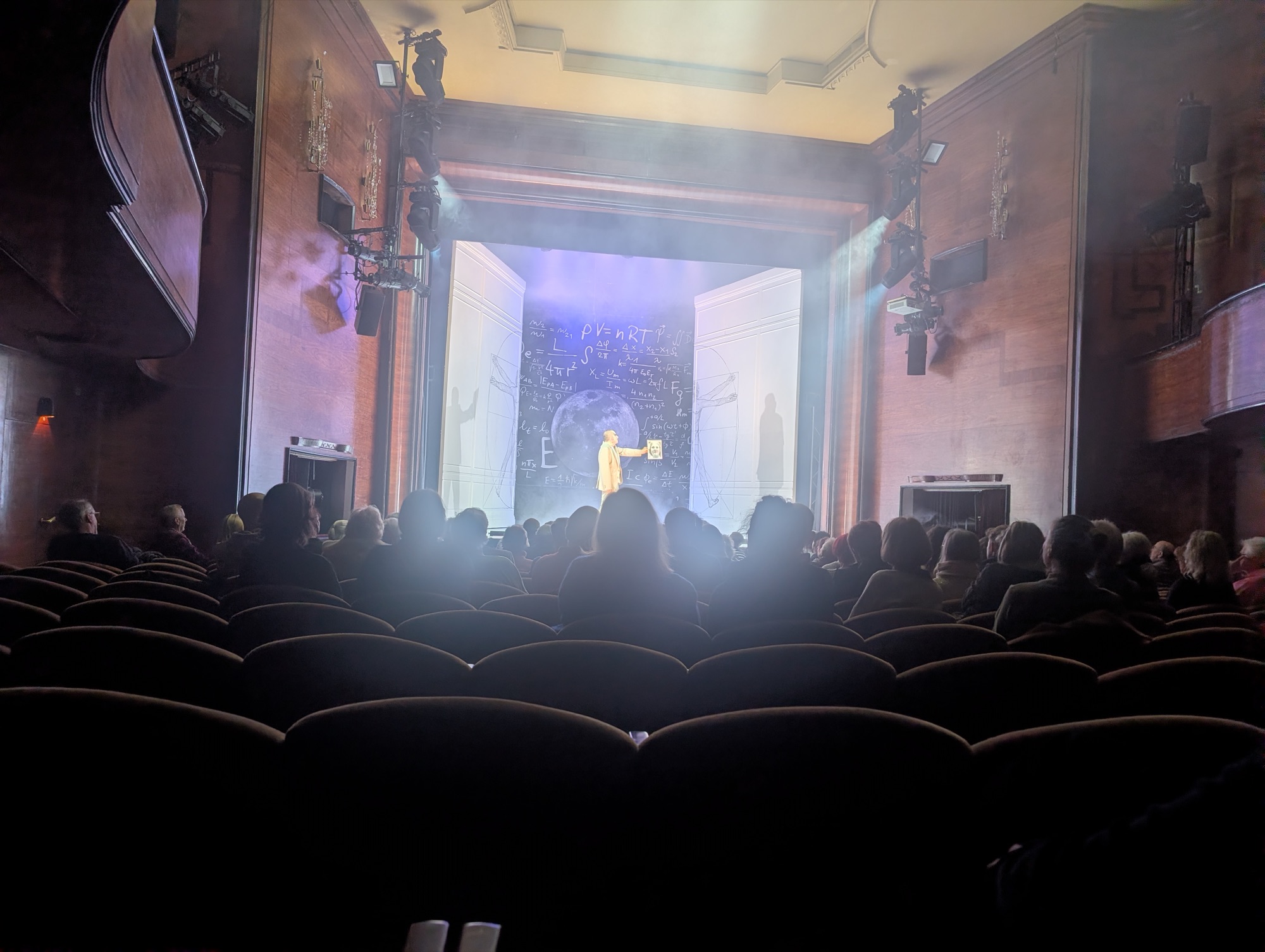 Die Bühne von „Herr Teufel Faust“ im Großen Saal des Renaissance-Theaters, vom Parkett aus gesehen