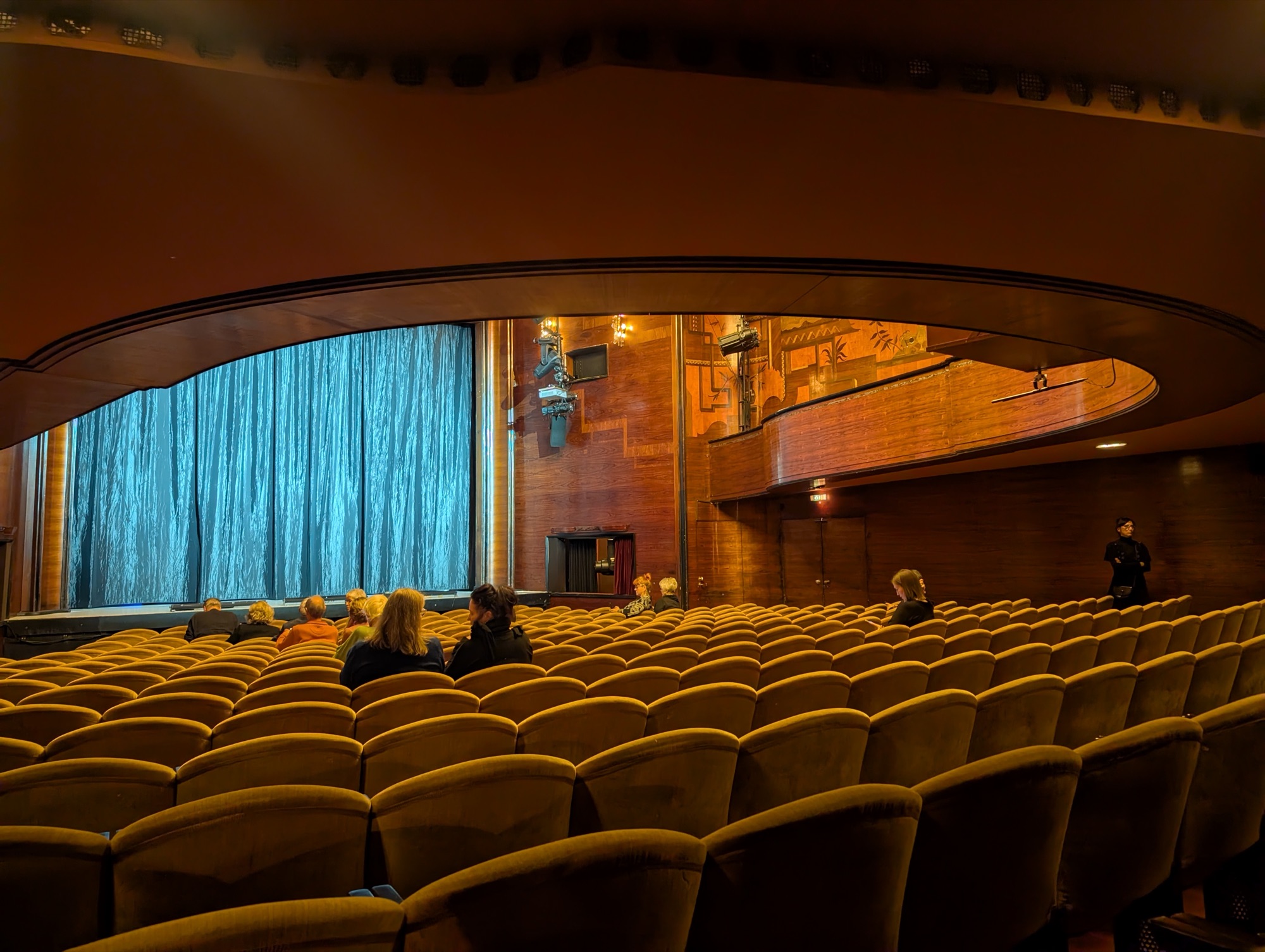 Holzvertäfelung und Balkon mit Intarsien im Renaissance-Theater, vor der Vorstellung